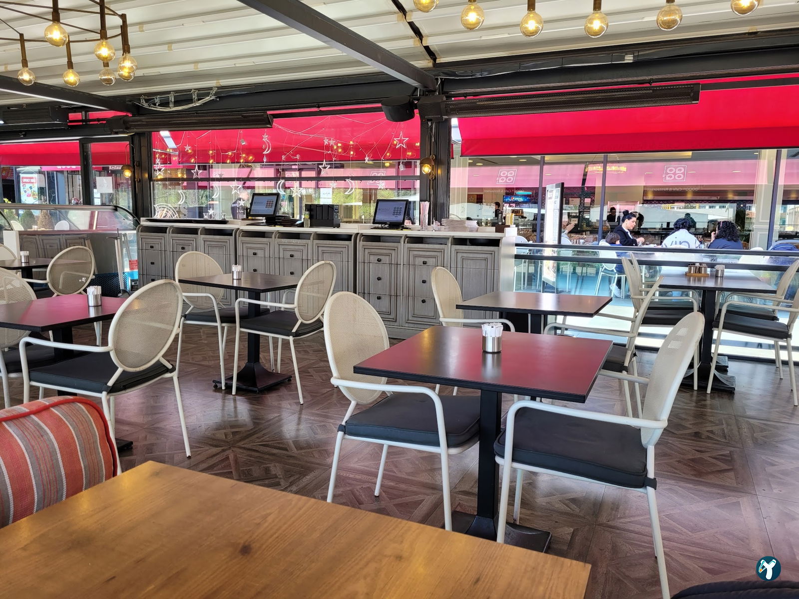 Qooq'S Cafe & Restaurant