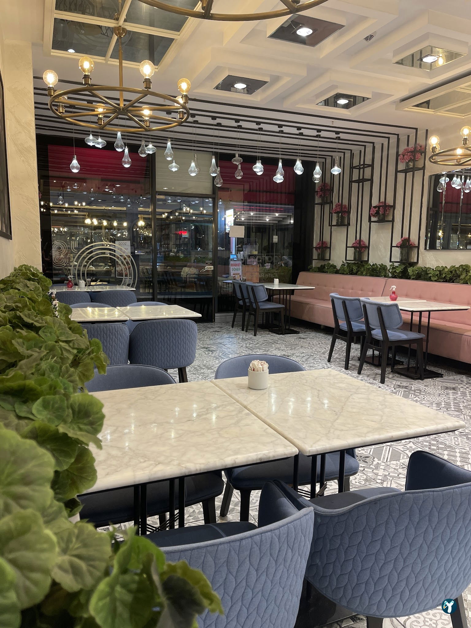 Qooq'S Cafe & Restaurant