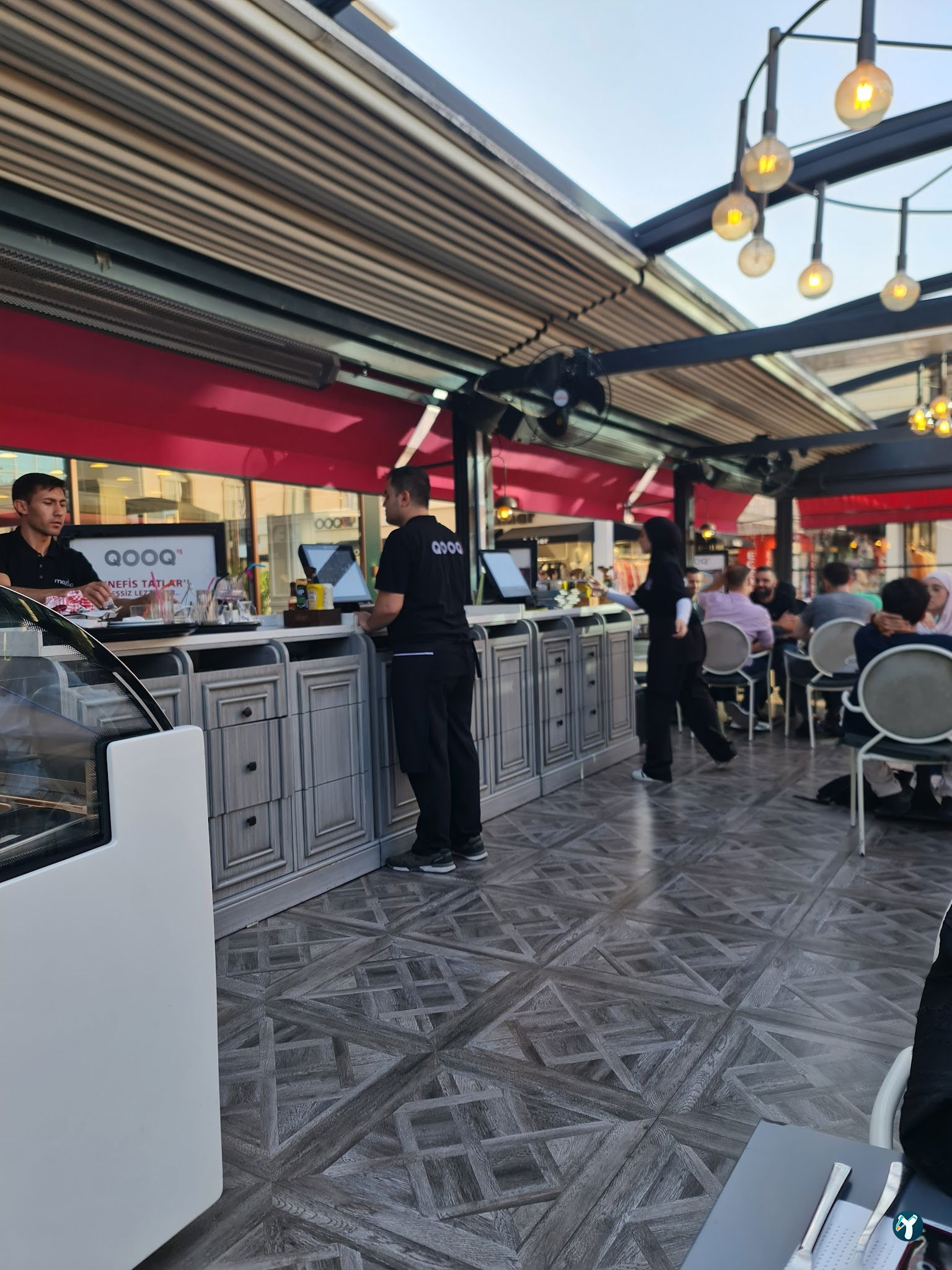 Qooq'S Cafe & Restaurant