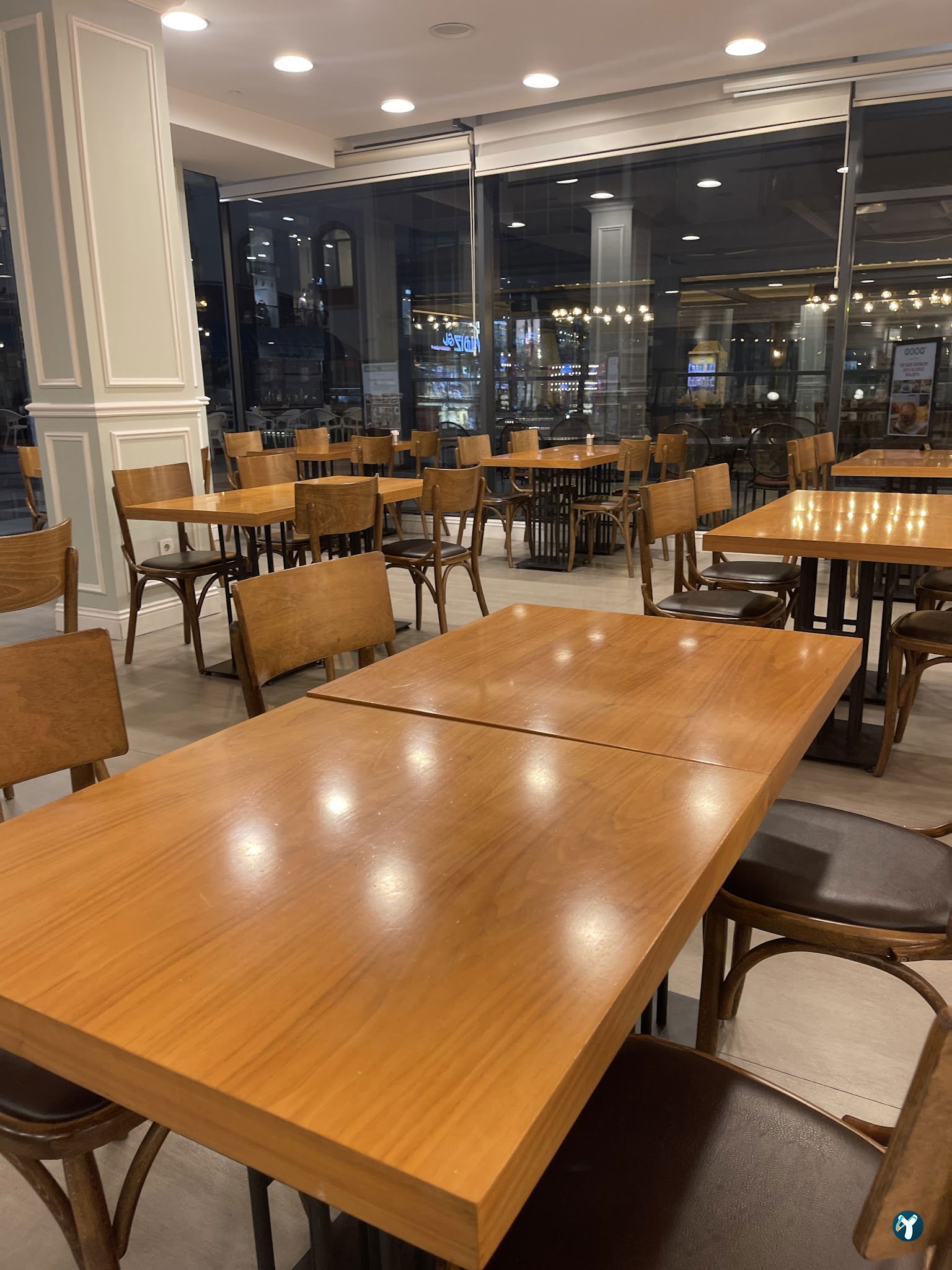 Qooq'S Cafe & Restaurant