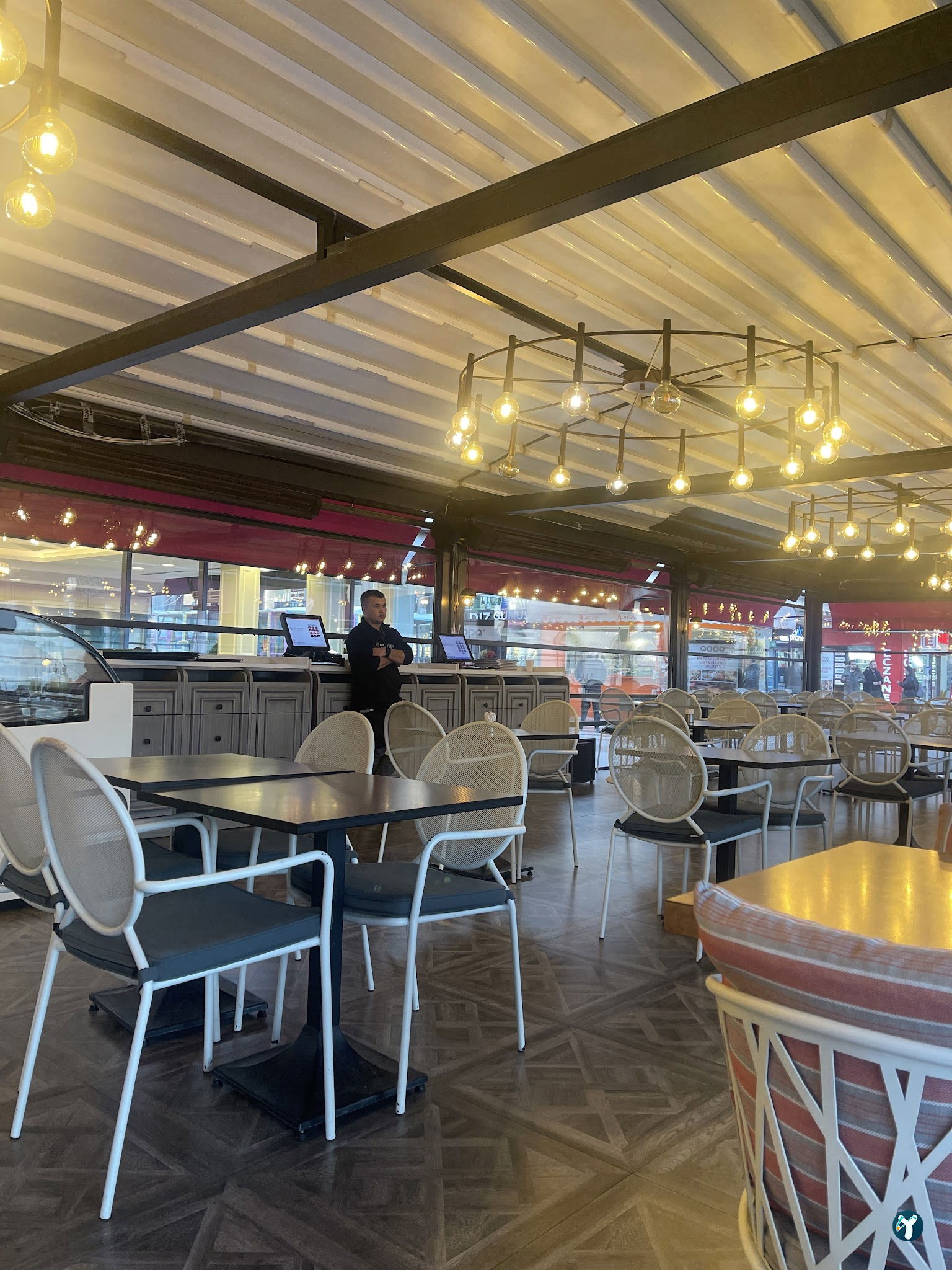 Qooq'S Cafe & Restaurant