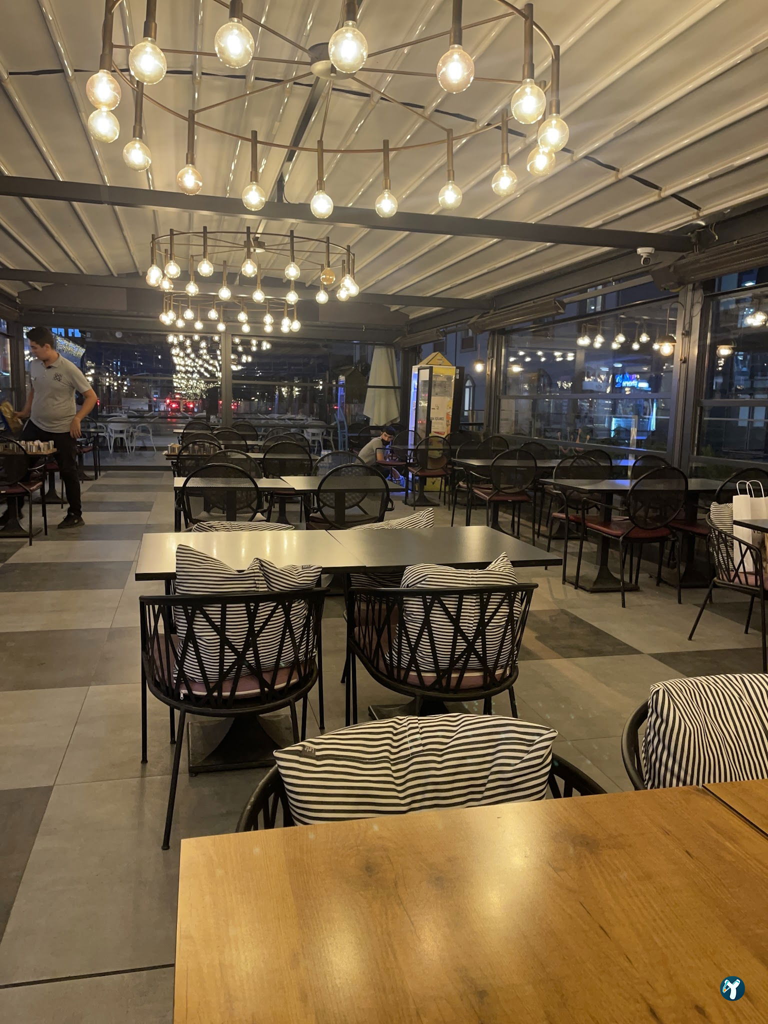 Qooq'S Cafe & Restaurant