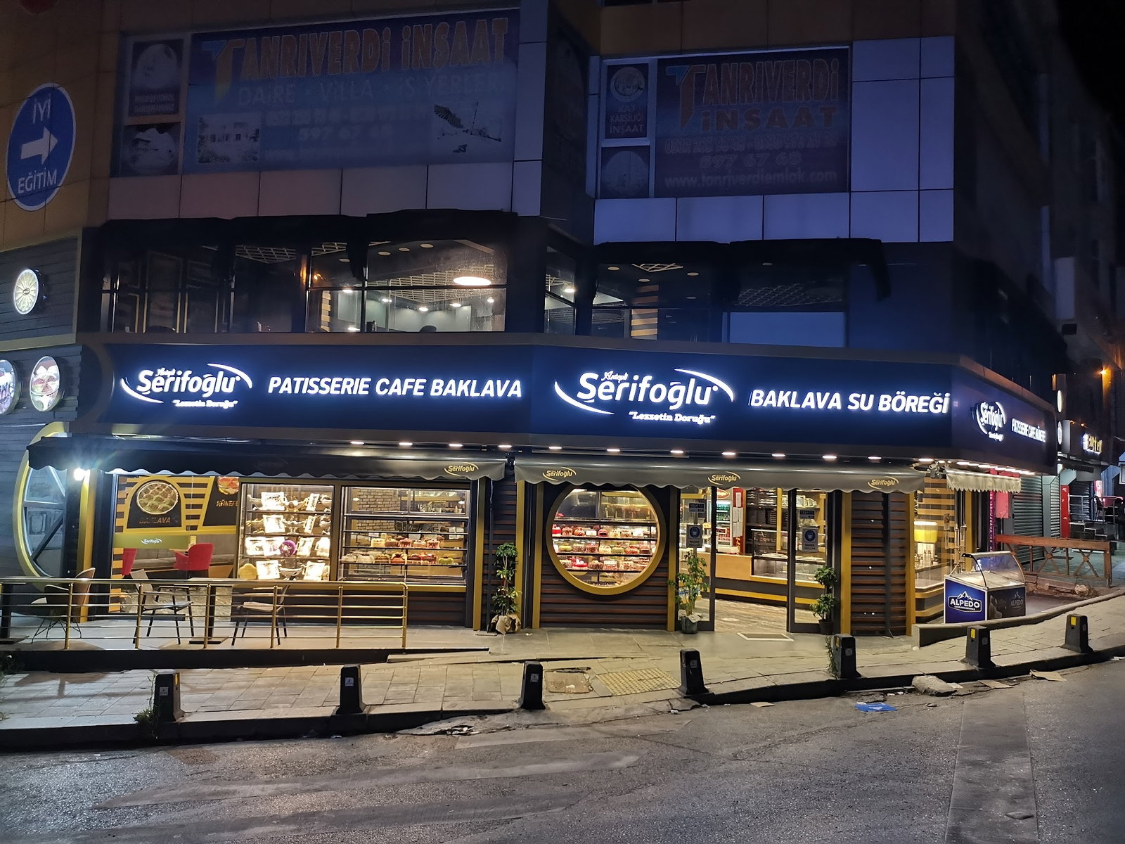 Antepli Şerifoğlu Baklavaları Arnavutköy Şubesi