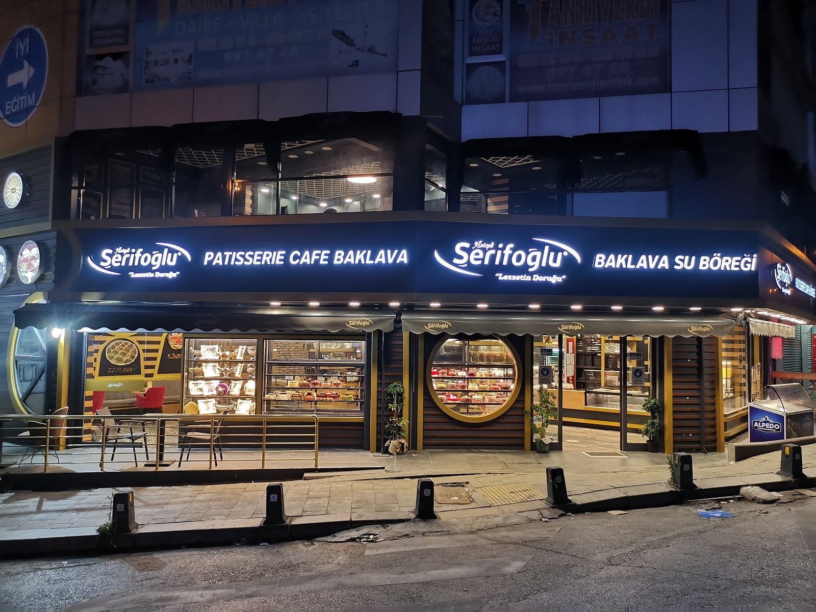 Antepli Şerifoğlu Baklavaları Arnavutköy Şubesi