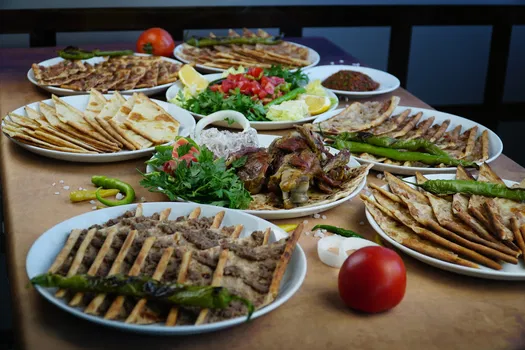 Öz Konyalı Kardeşler Etli Ekmek Fırın Kebabı Eskişehir Emek Mahallesi resimleri