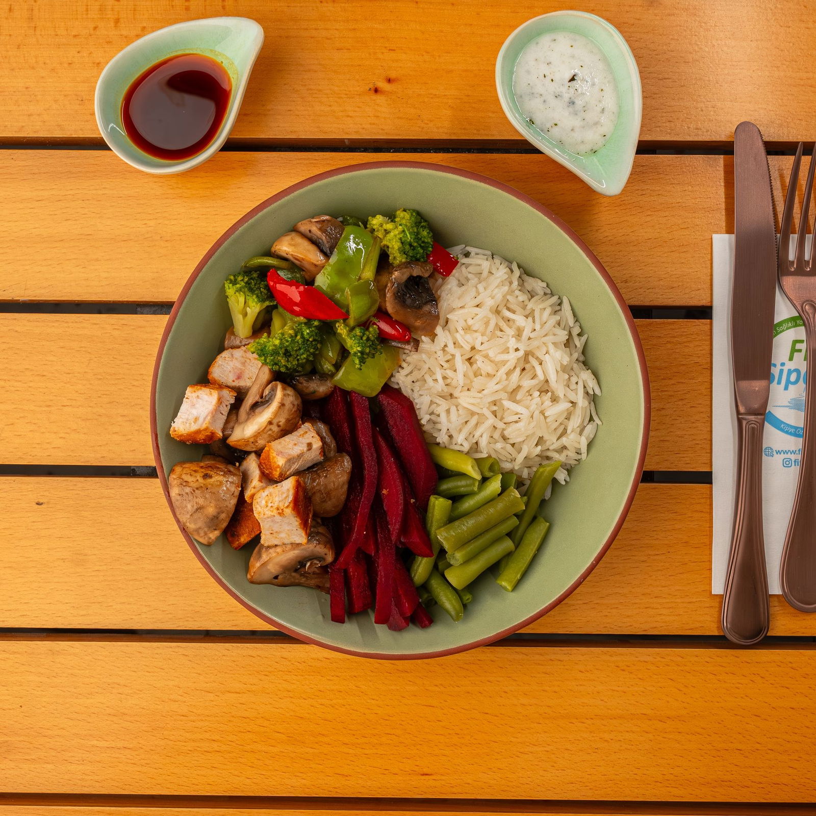 Tavuklu Mantarlı Sıcak Kase