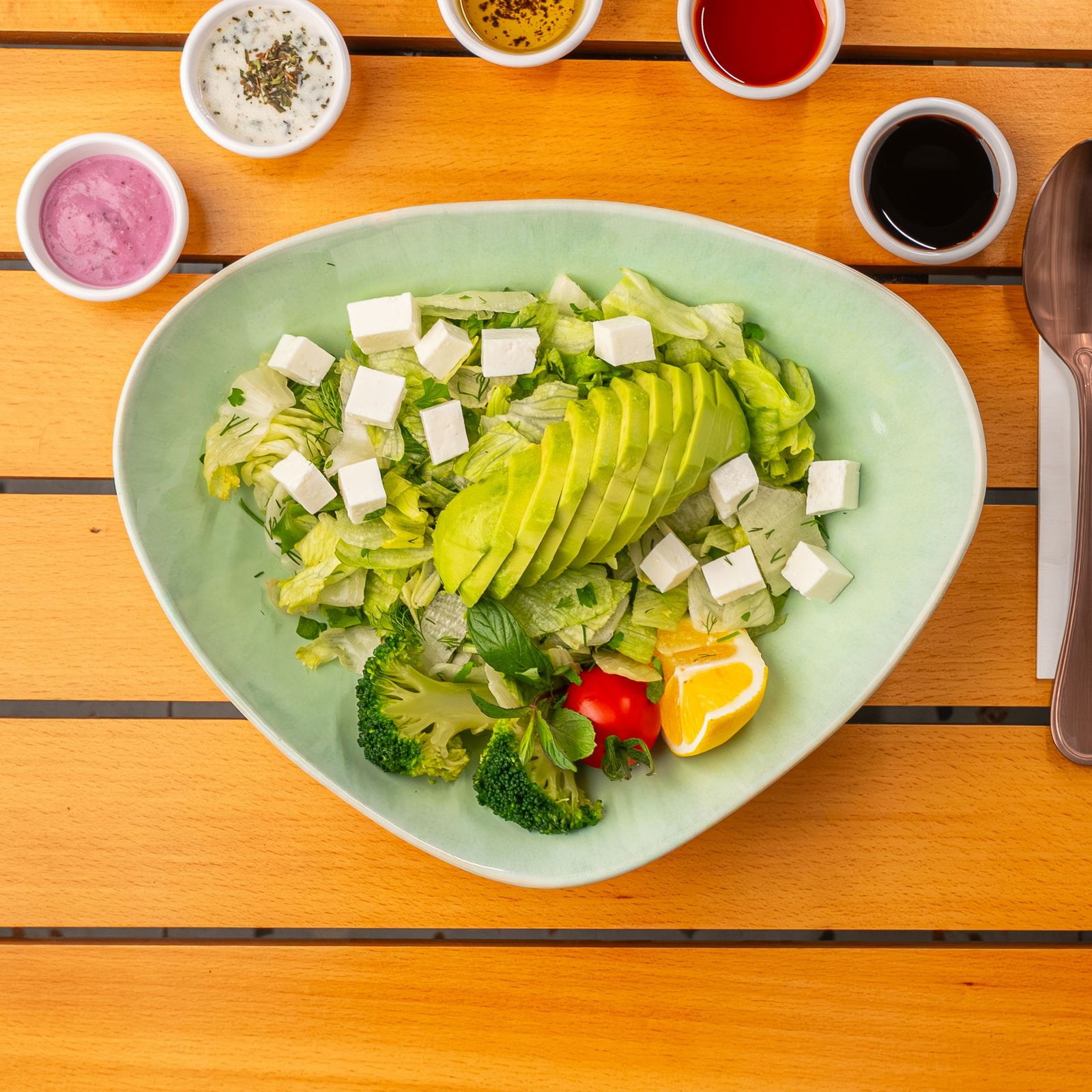 Avokadolu Peynirli Salata