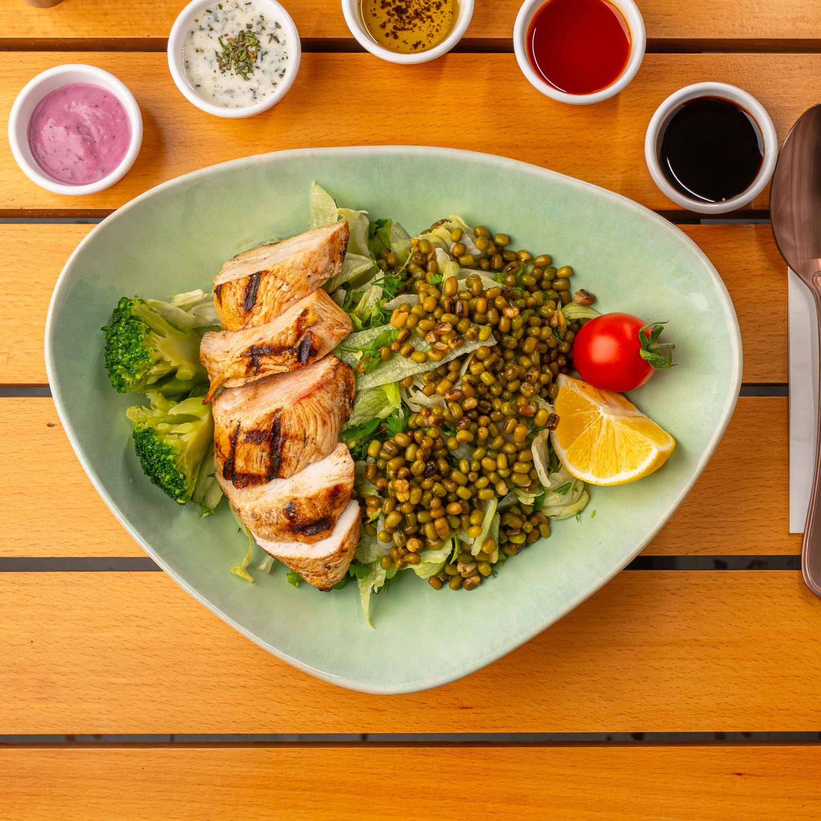 Tavuklu, maş fasulyeli salata 