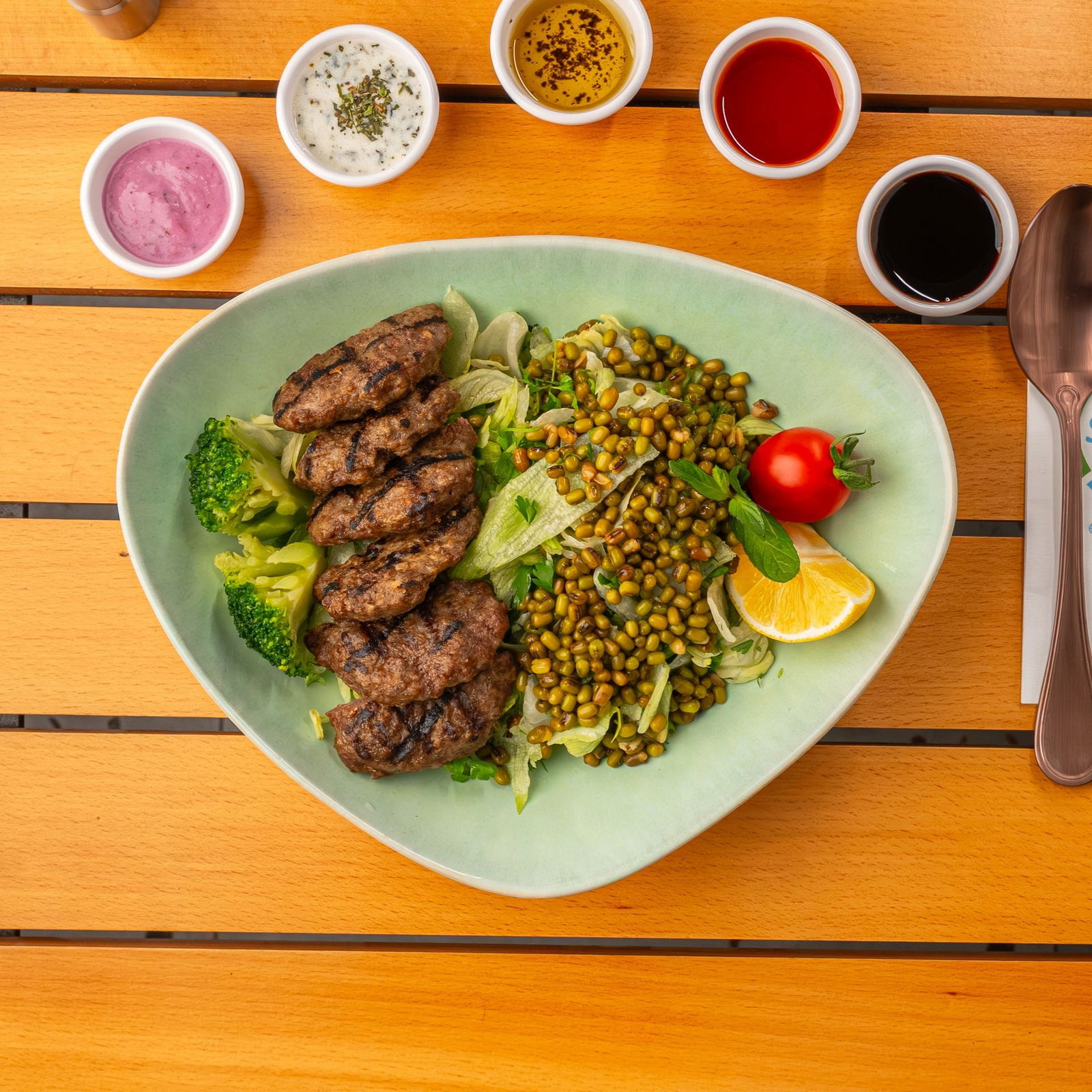 Izgara Köfteli Maş Fasulyeli Salata