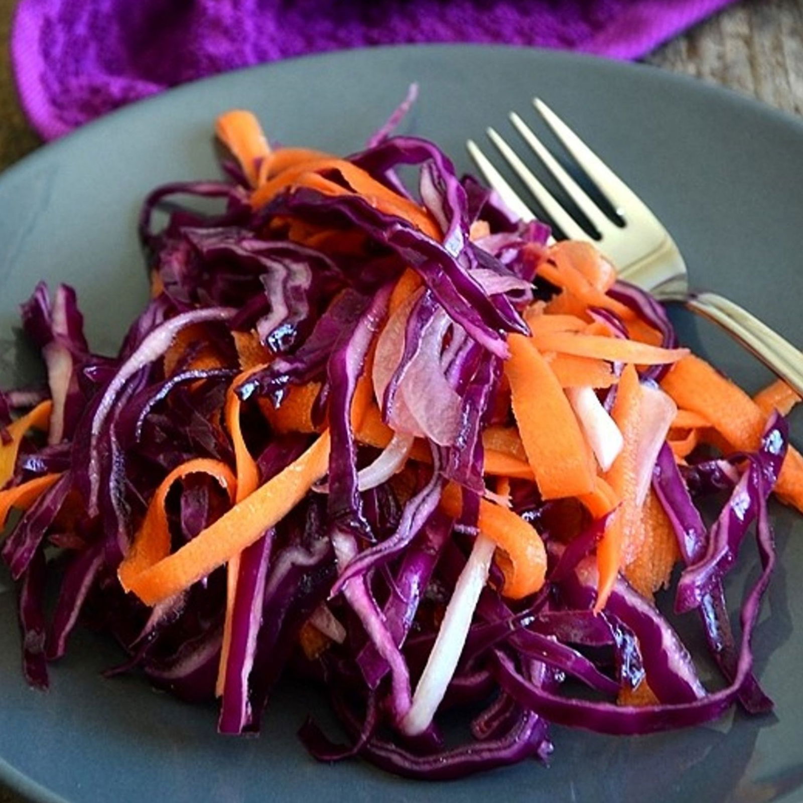 Kırmızılahana Havuç Salatası