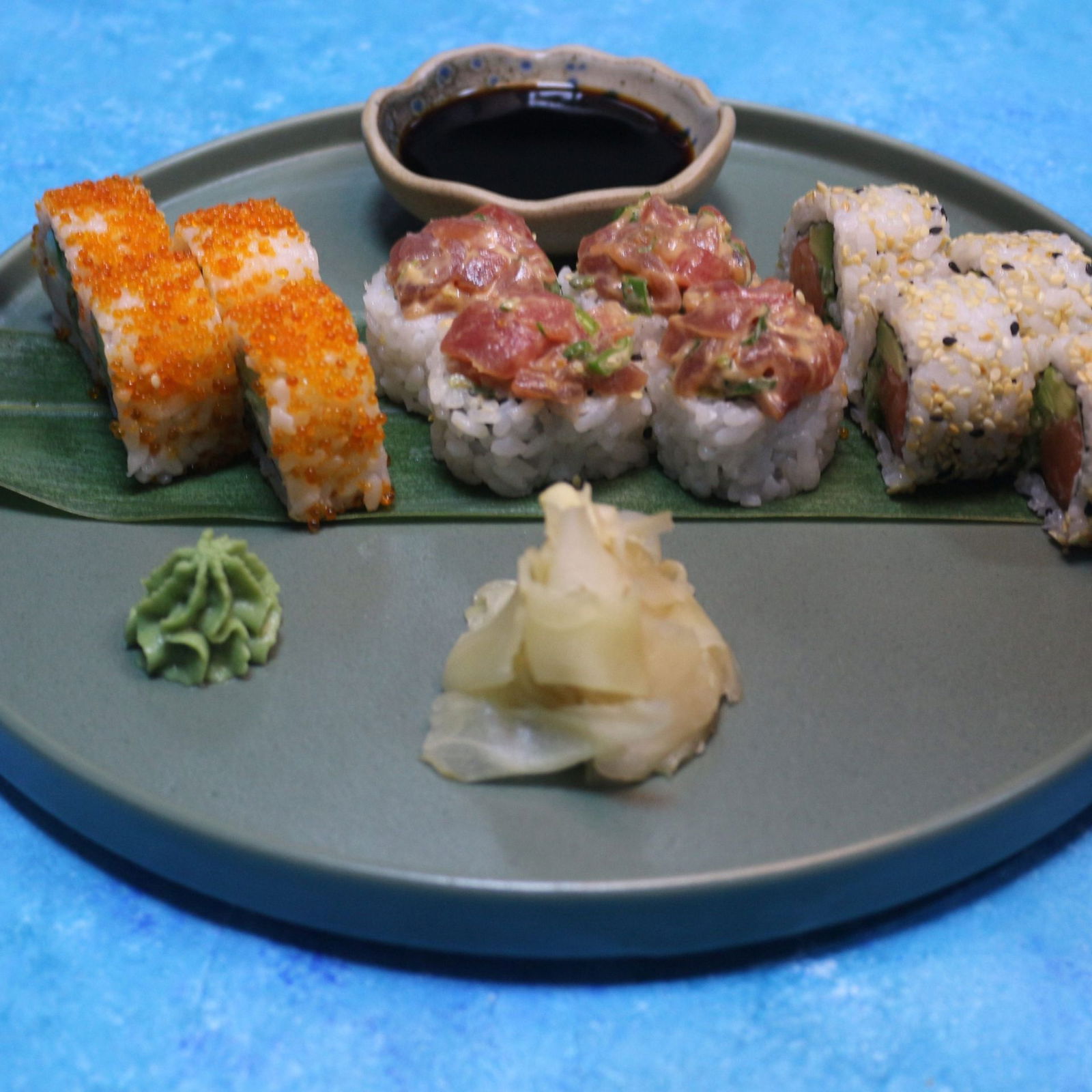 Favori Sushi Set (12 pcs.) Menü