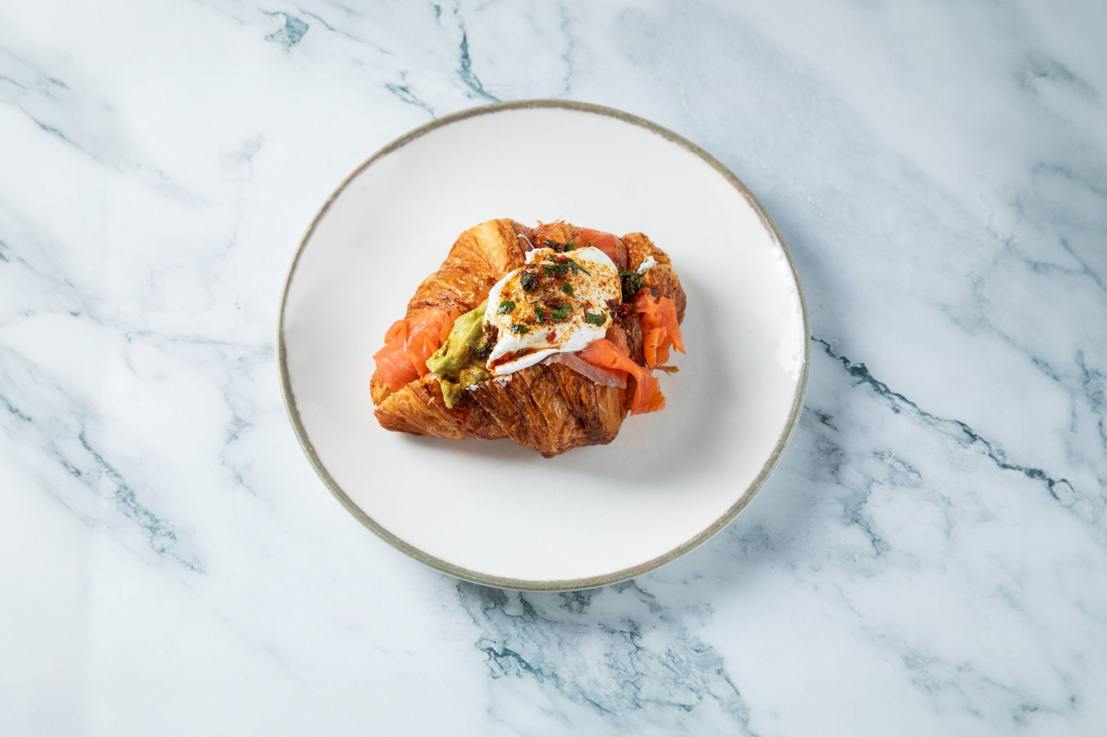 Füme Somon & Avokado Guacamole & Poşe Yumurtalı Kruvasan