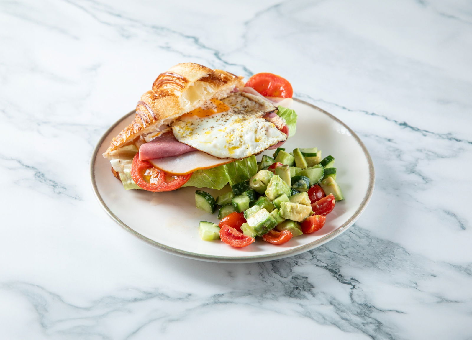 Füme Hindi & Dana Jambon & Göz Yumurtalı Kruvasan