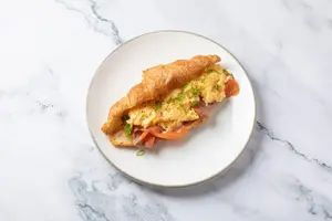 Somon Füme & Çırpılmış Yumurtalı Kruvasan