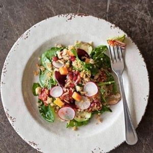 Kinoalı Sebze Salatası