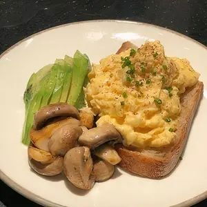 Avokadolu & Mantarlı Scrambled Eggs