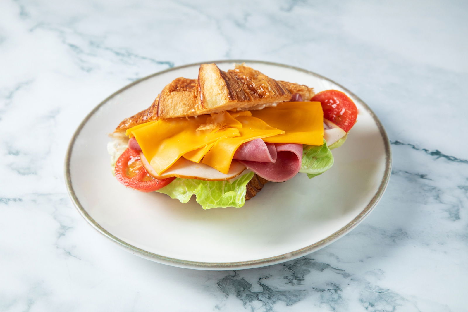 Füme Hindi & Dana Jambon & Cheddarlı Kruvasan