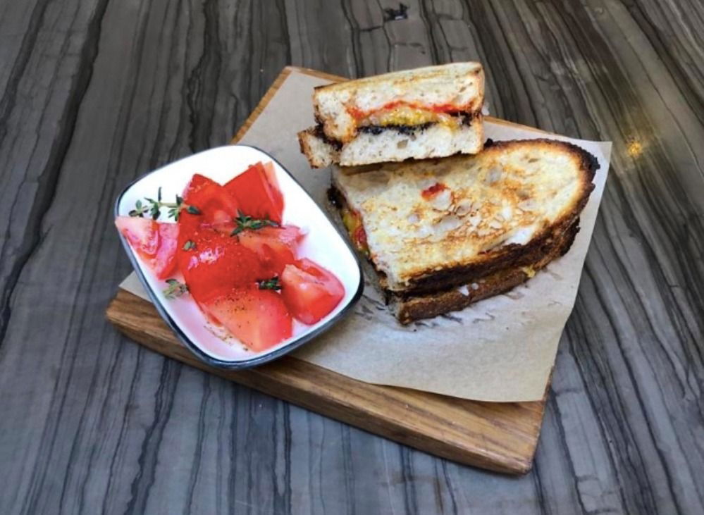 Vegan Mozzarella & Cheddar Peynirli Tost