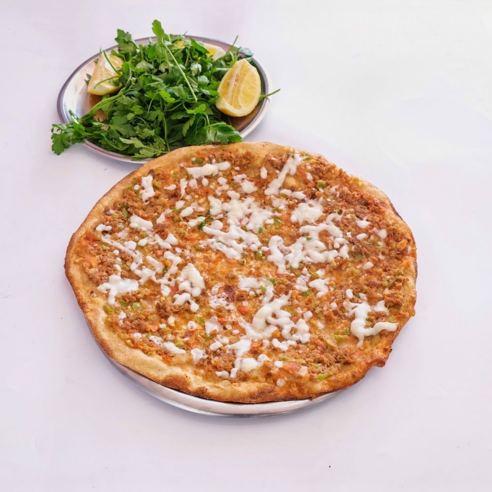 Kuşbaşılı Kaşarlı Lahmacun