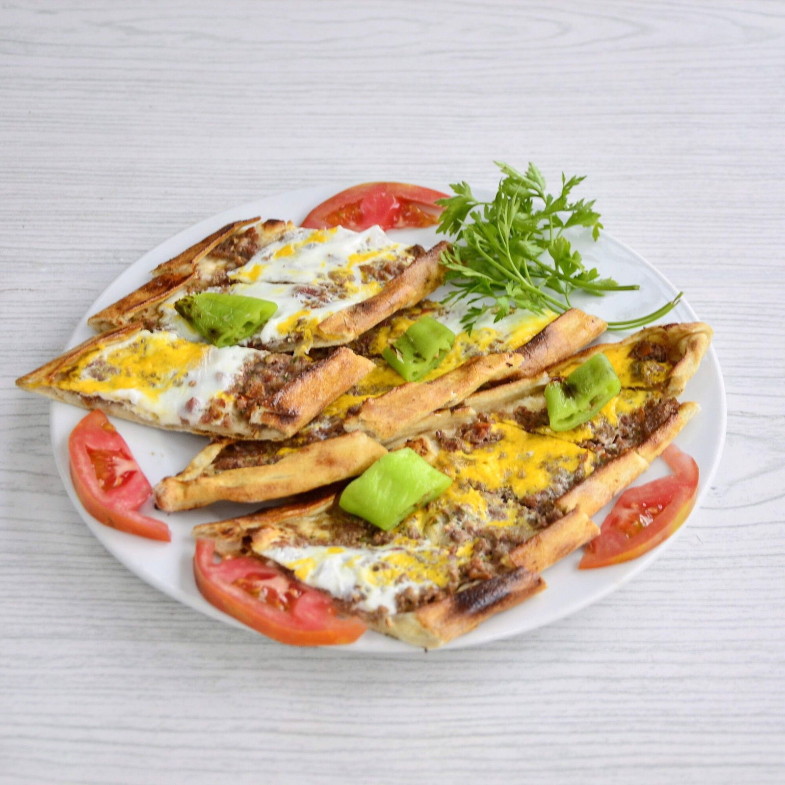 Kıymalı Yumurtalı Pide