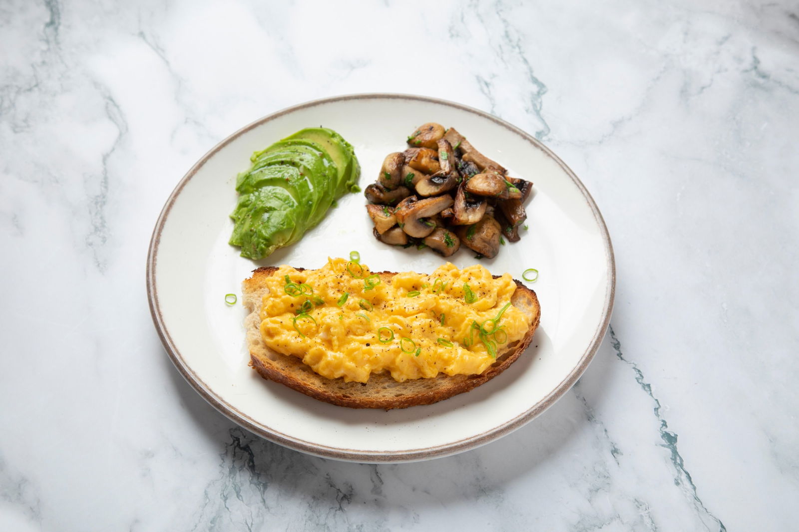 Avokadolu & Mantarlı Scrambled Eggs