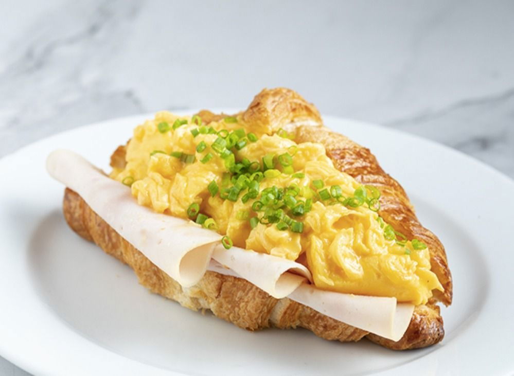 Hindi Fümeli Çırpılmış Yumurtalı Croissant