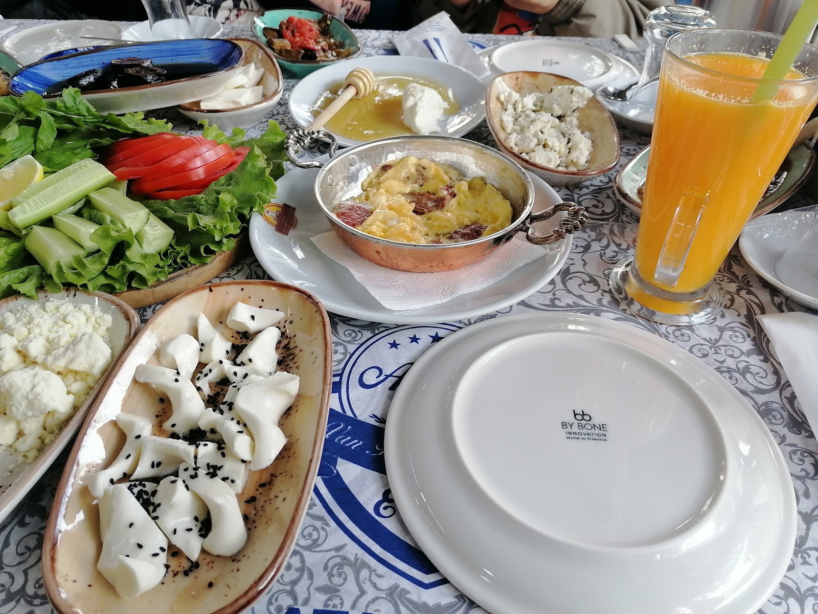 Afyon Cumhuriyet Sucukları Kahvaltı Salonu