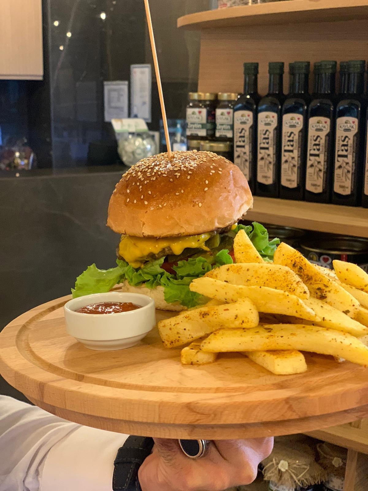 Afyon Cumhuriyet Sucukları Kahvaltı Salonu