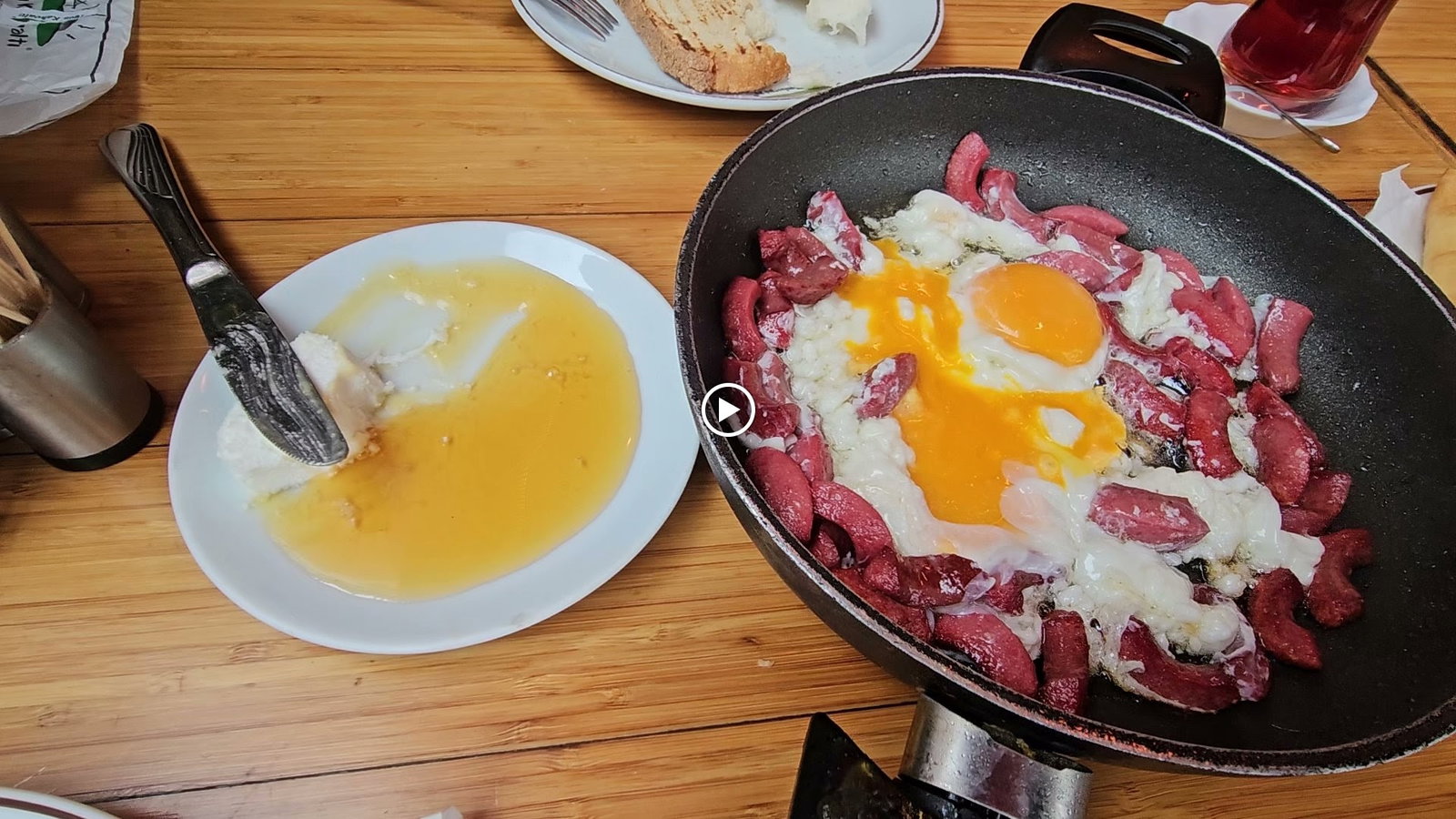 Afyon Cumhuriyet Sucukları Kahvaltı Salonu