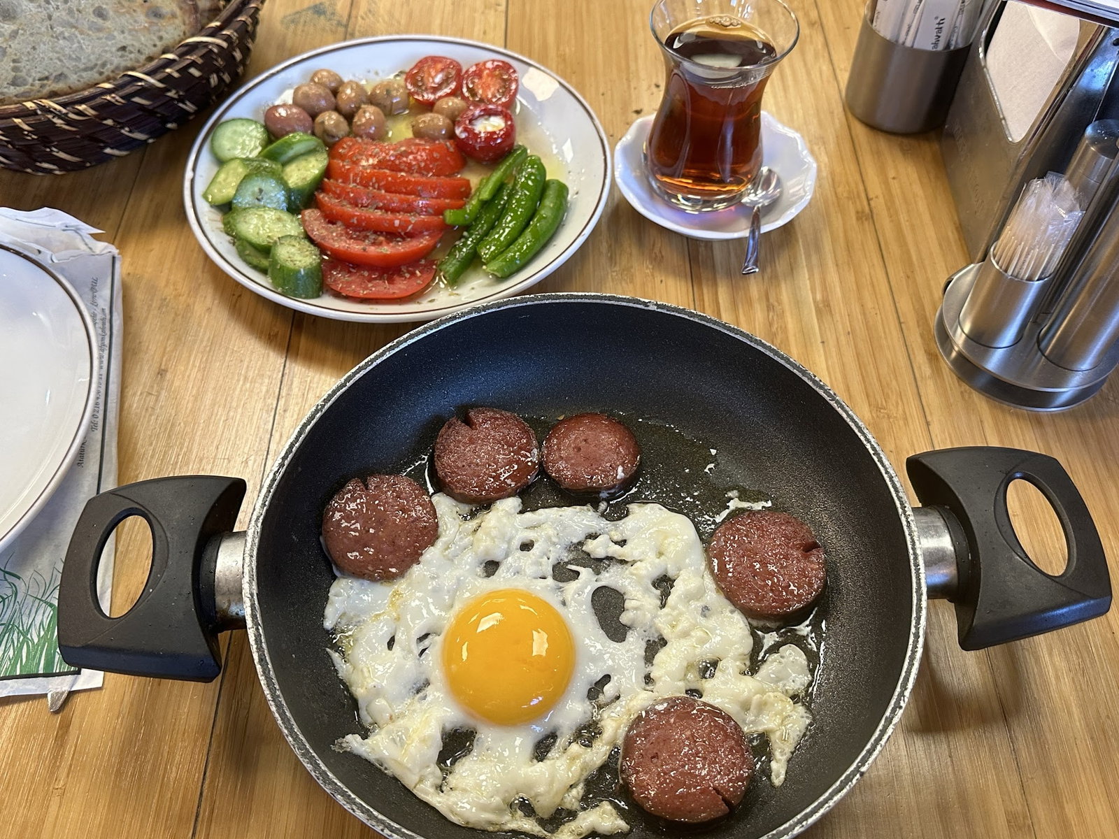 Afyon Cumhuriyet Sucukları Kahvaltı Salonu