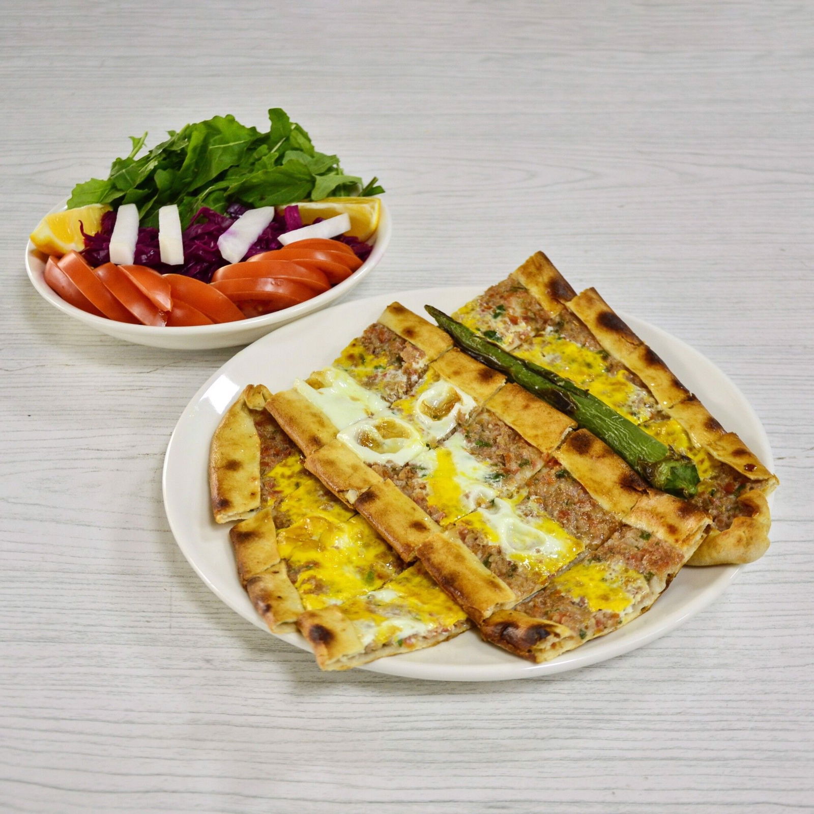 Kıymalı Yumurtalı Pide