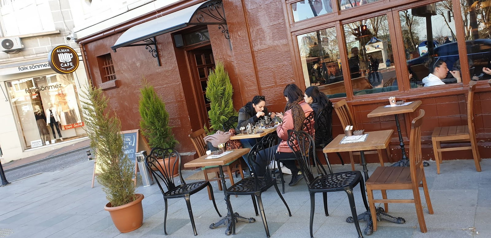 Alman Cafe Valikonağı