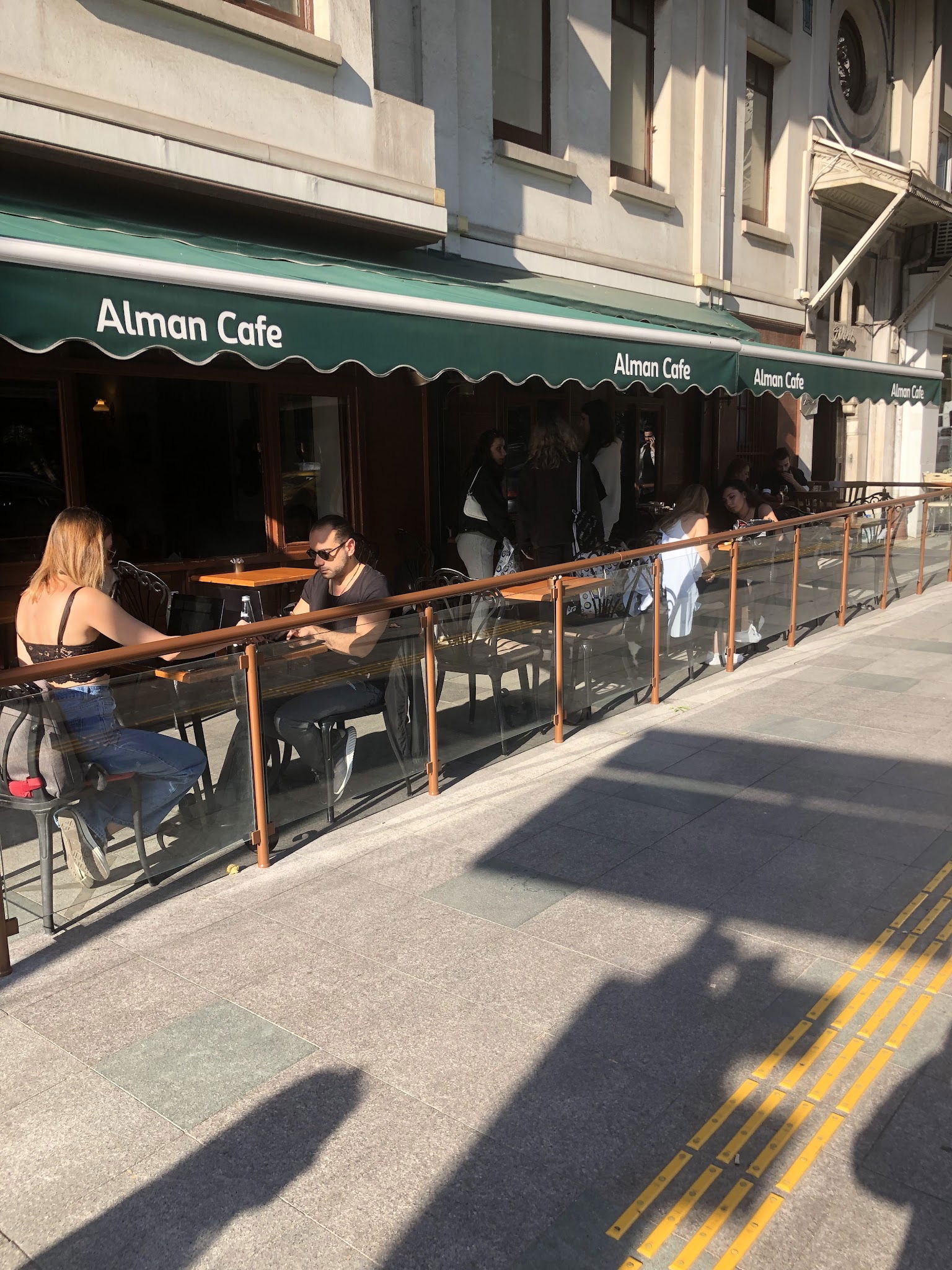 Alman Cafe Valikonağı