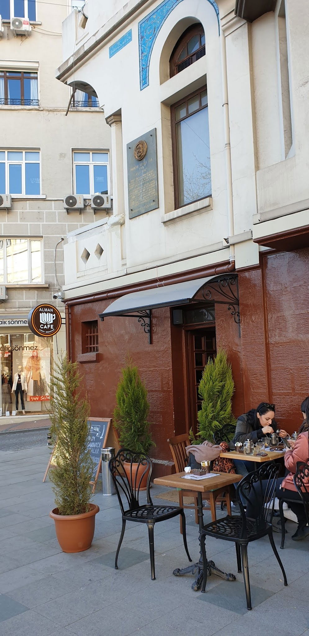Alman Cafe Valikonağı