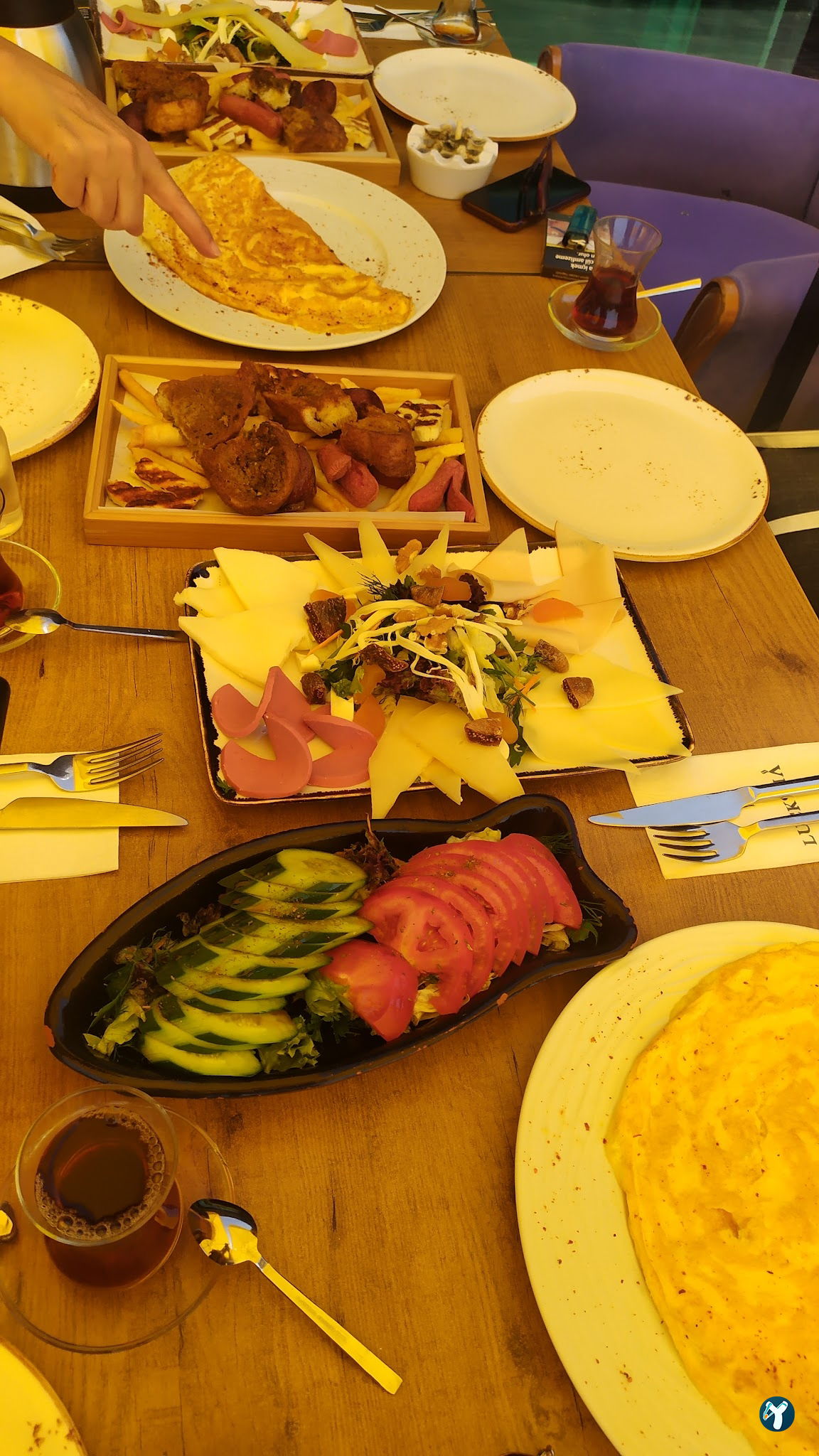 Lucksha Cafe & Restaurant