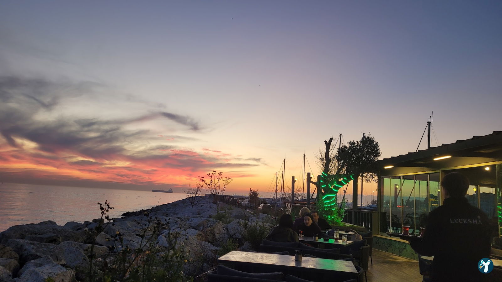 Lucksha Cafe & Restaurant