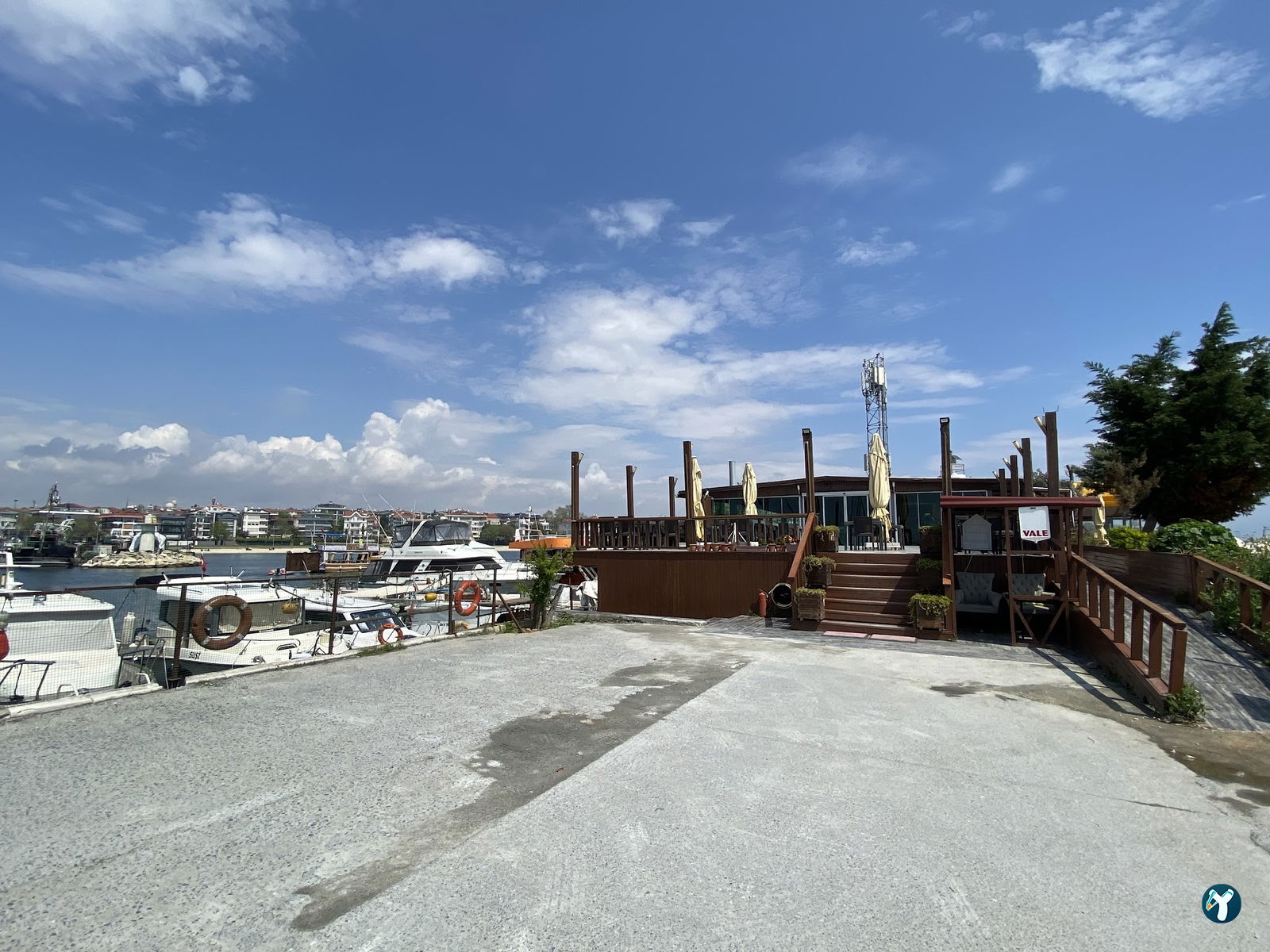Lucksha Cafe & Restaurant