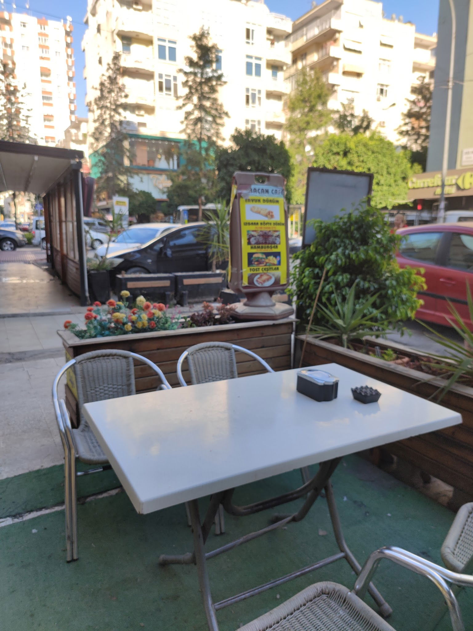 Munch Cafe Restaurant