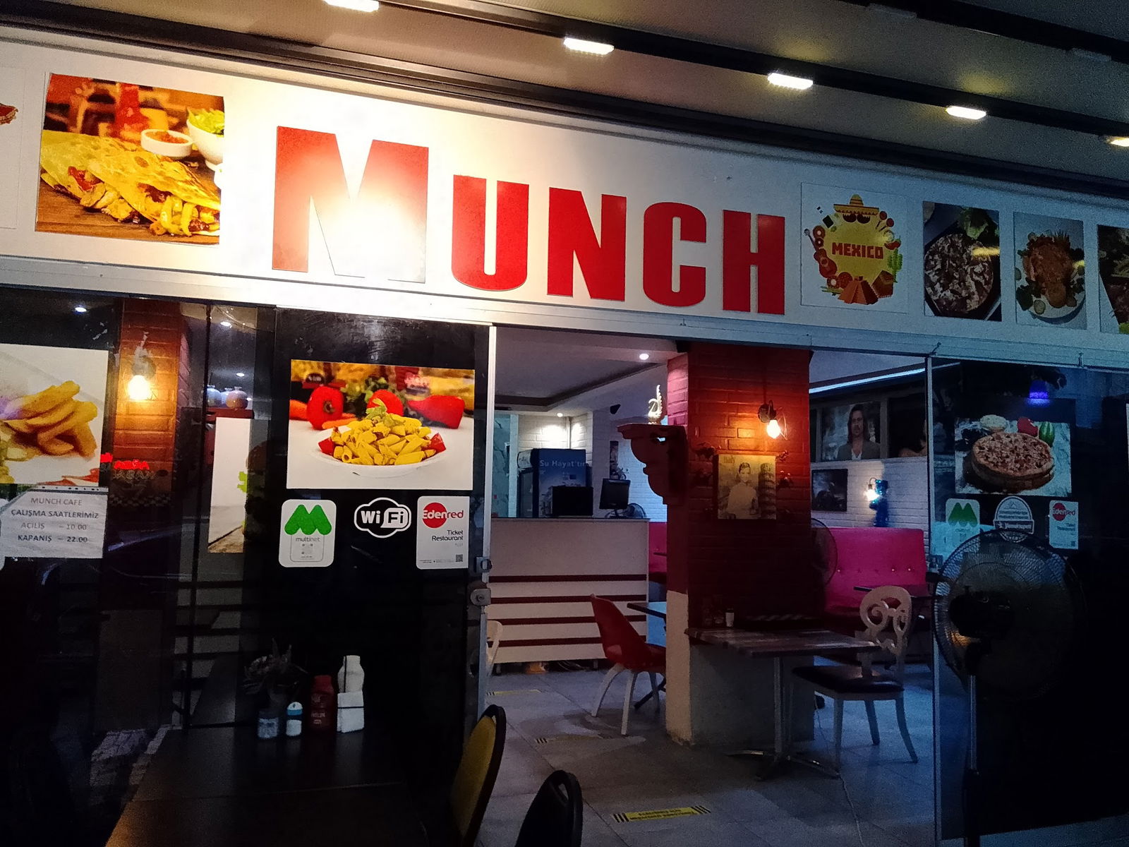 Munch Cafe Restaurant