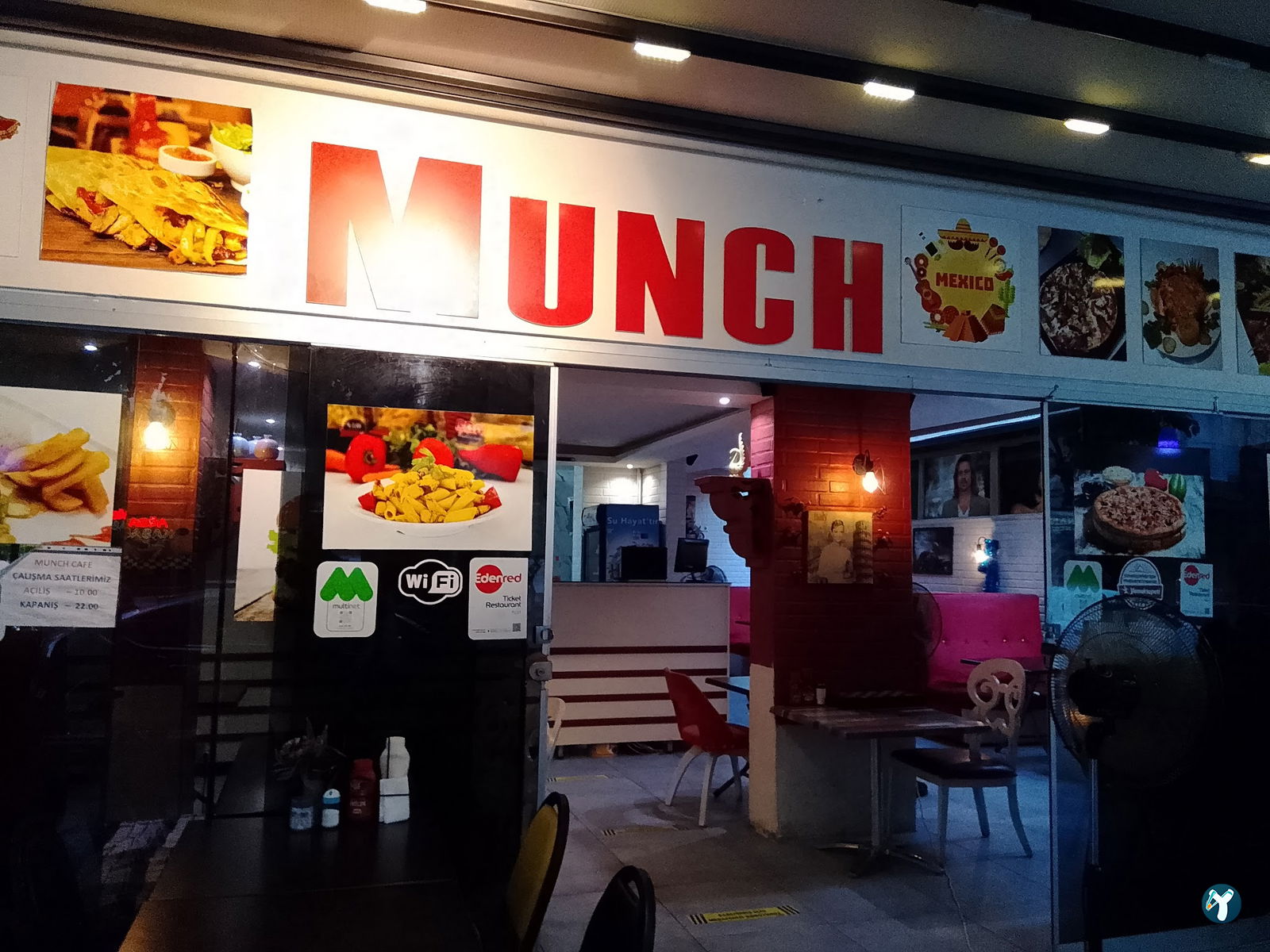 Munch Cafe Restaurant