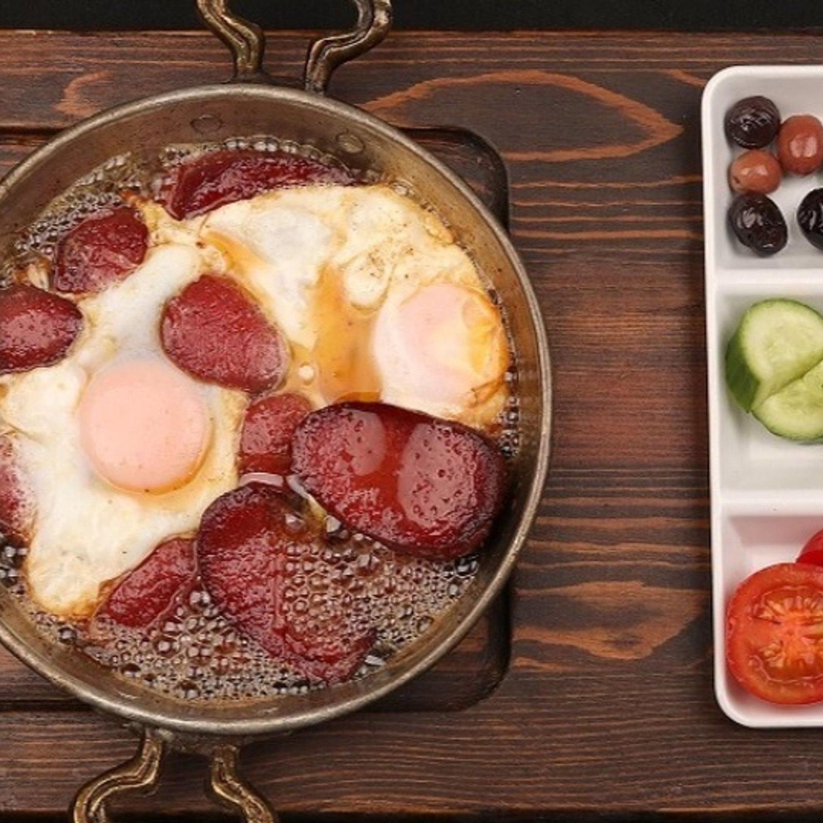 Sahanda Sucuklu Yumurta