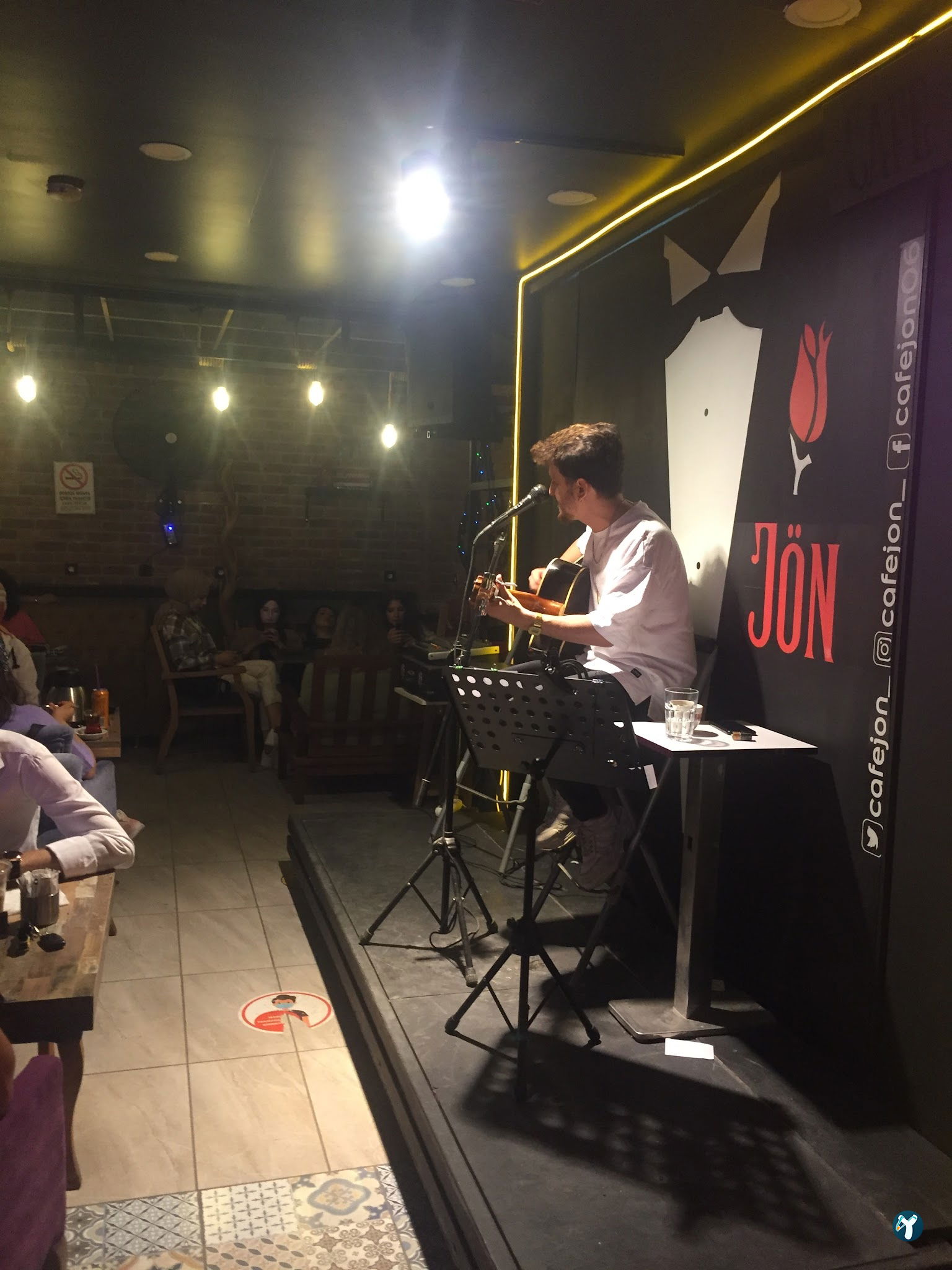 Cafe Jön