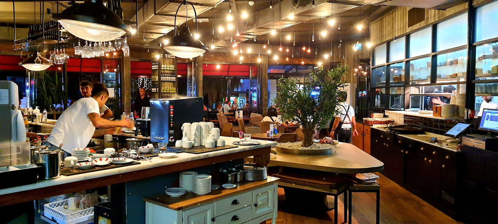 Happily Cafe & Bistro