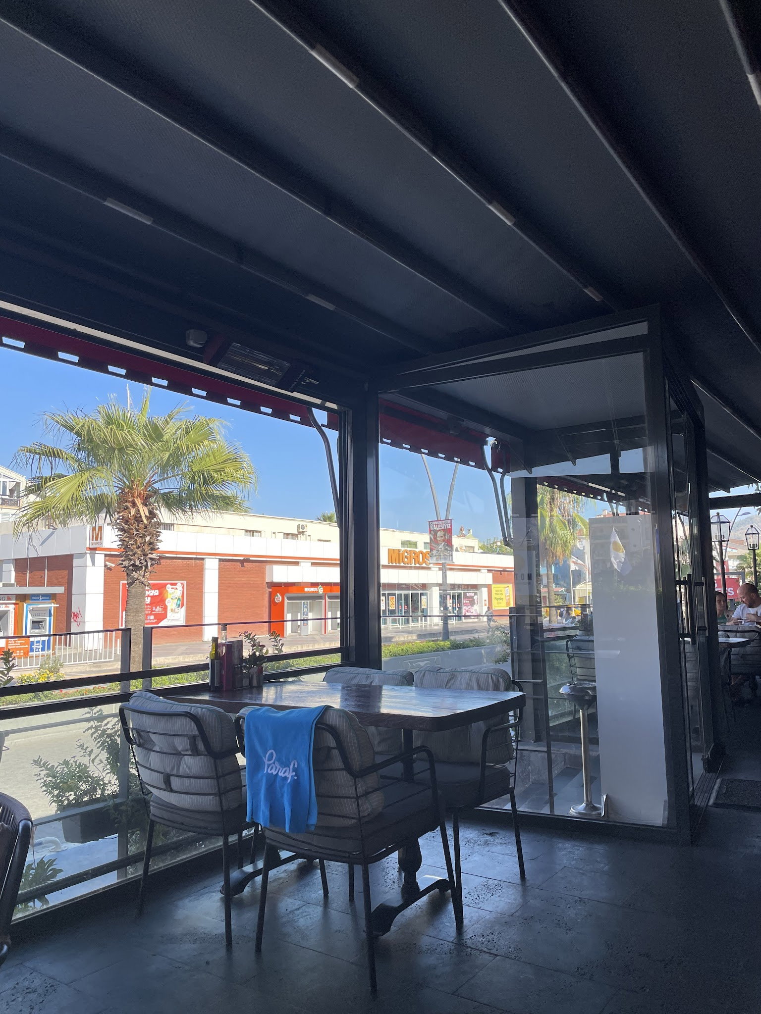 Happily Cafe & Bistro