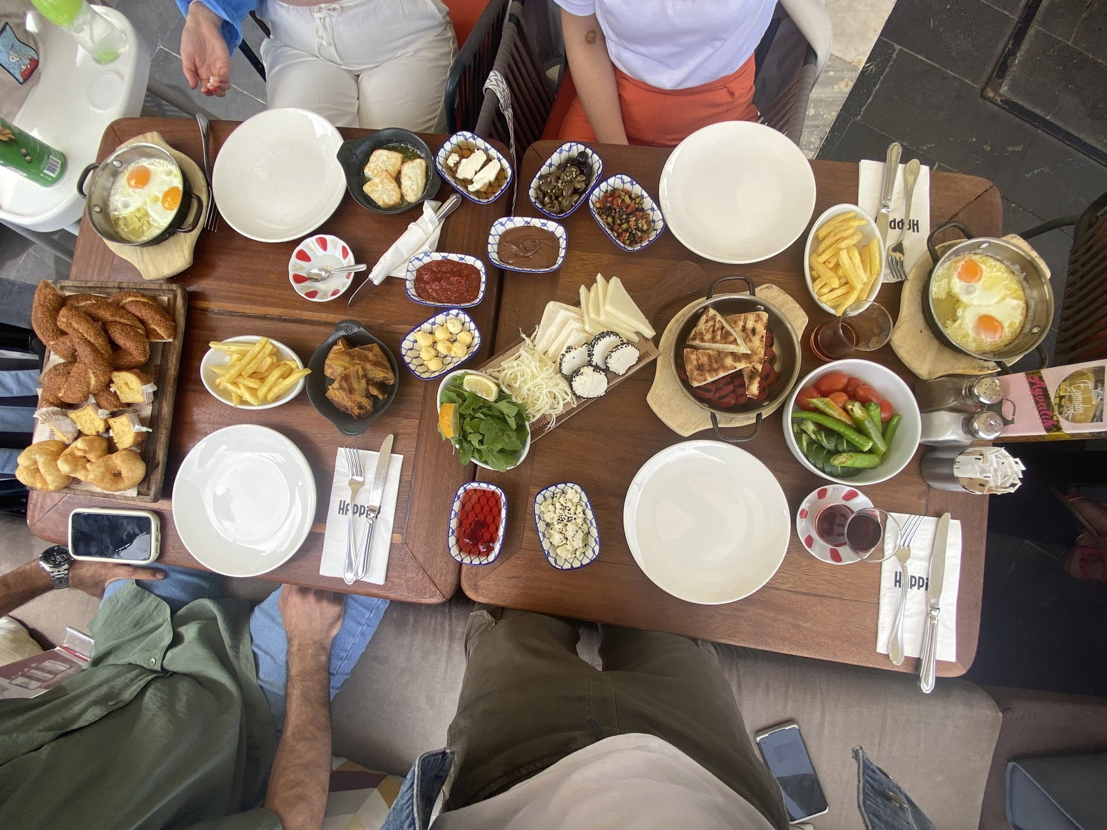 Happily Cafe & Bistro