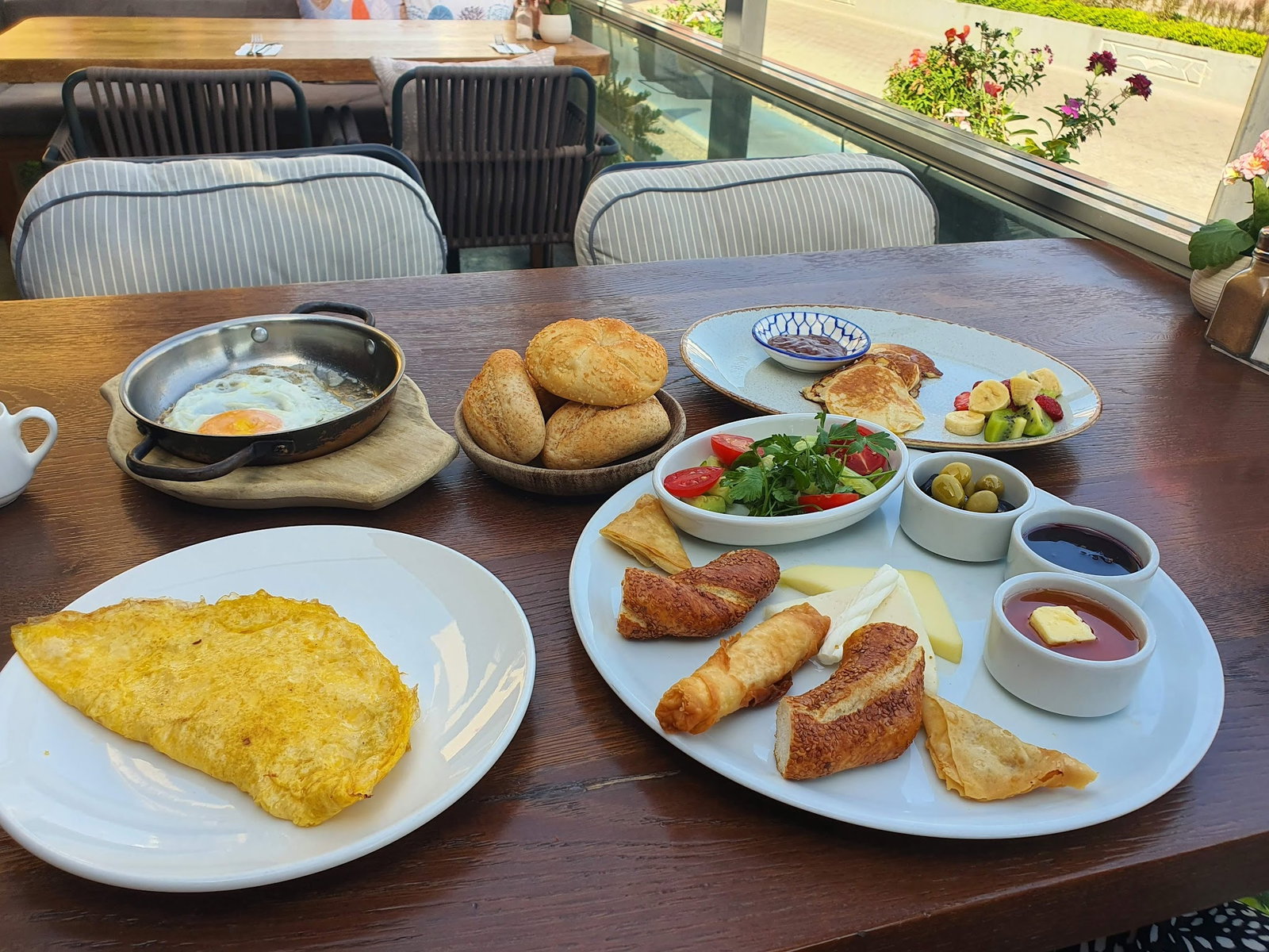 Happily Cafe & Bistro