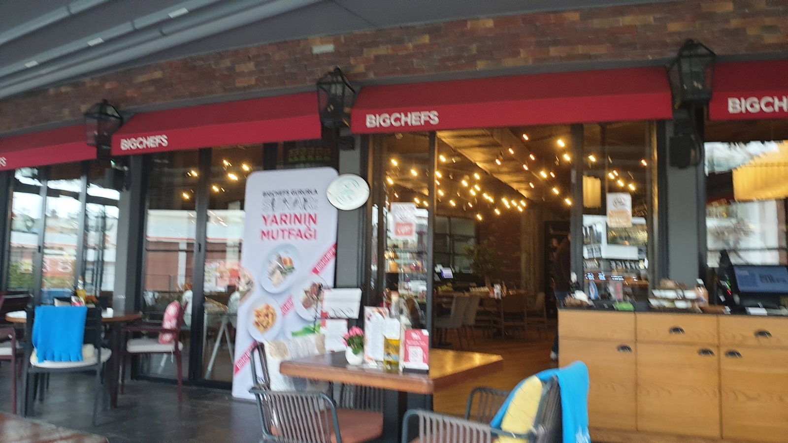 Happily Cafe & Bistro