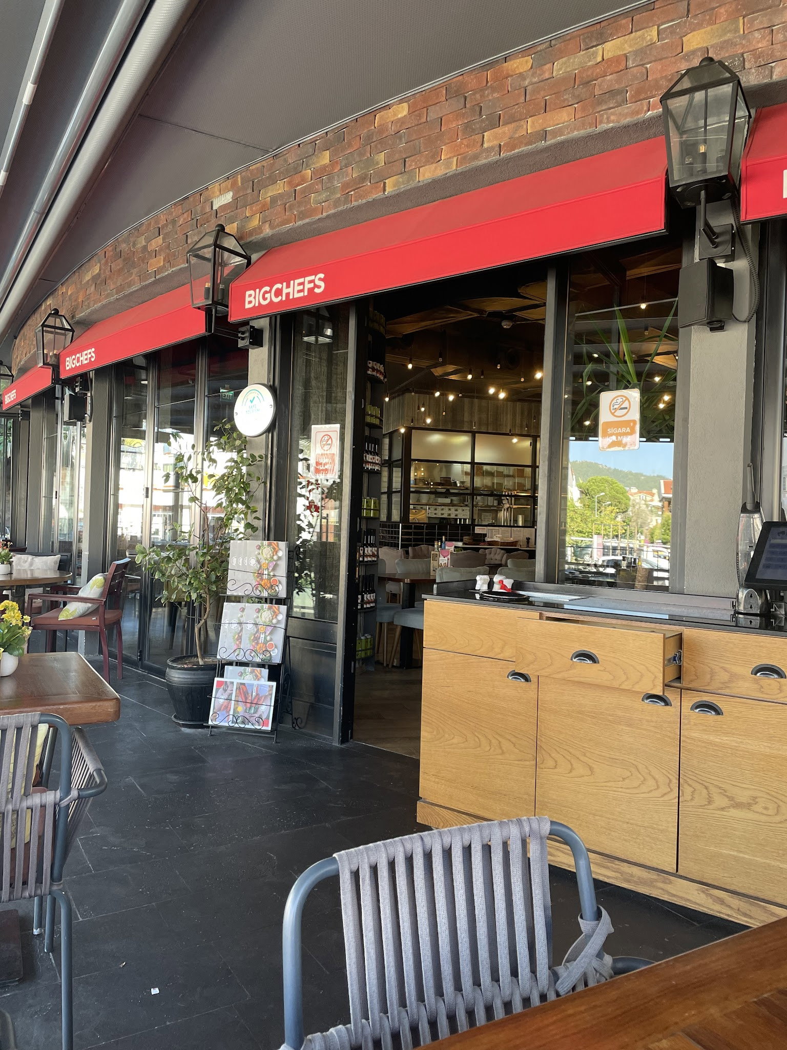 Happily Cafe & Bistro