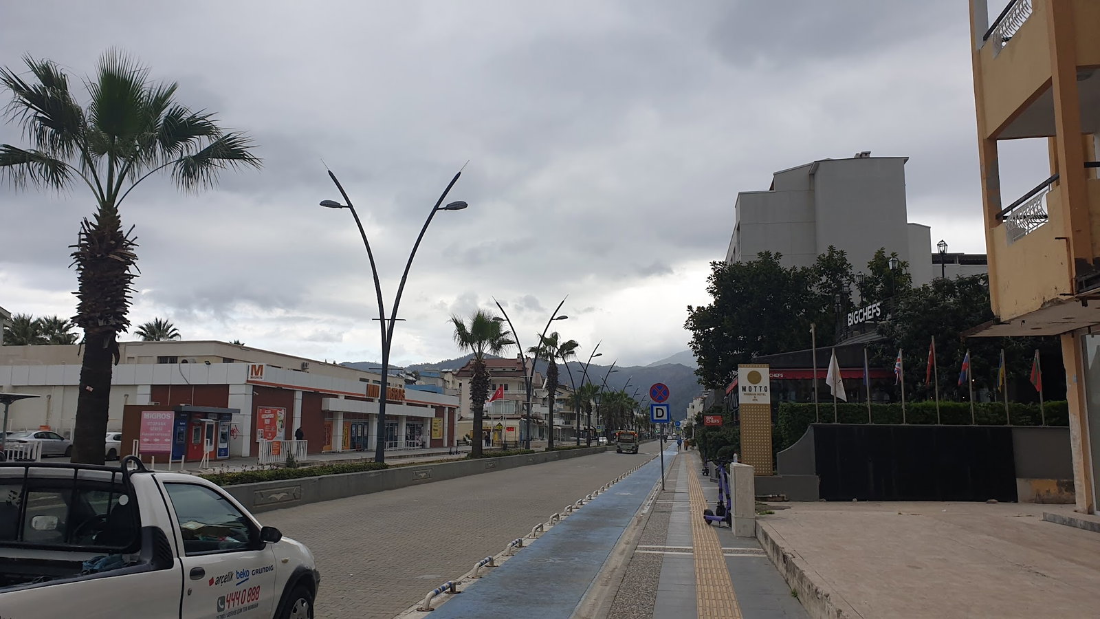 Happily Cafe & Bistro