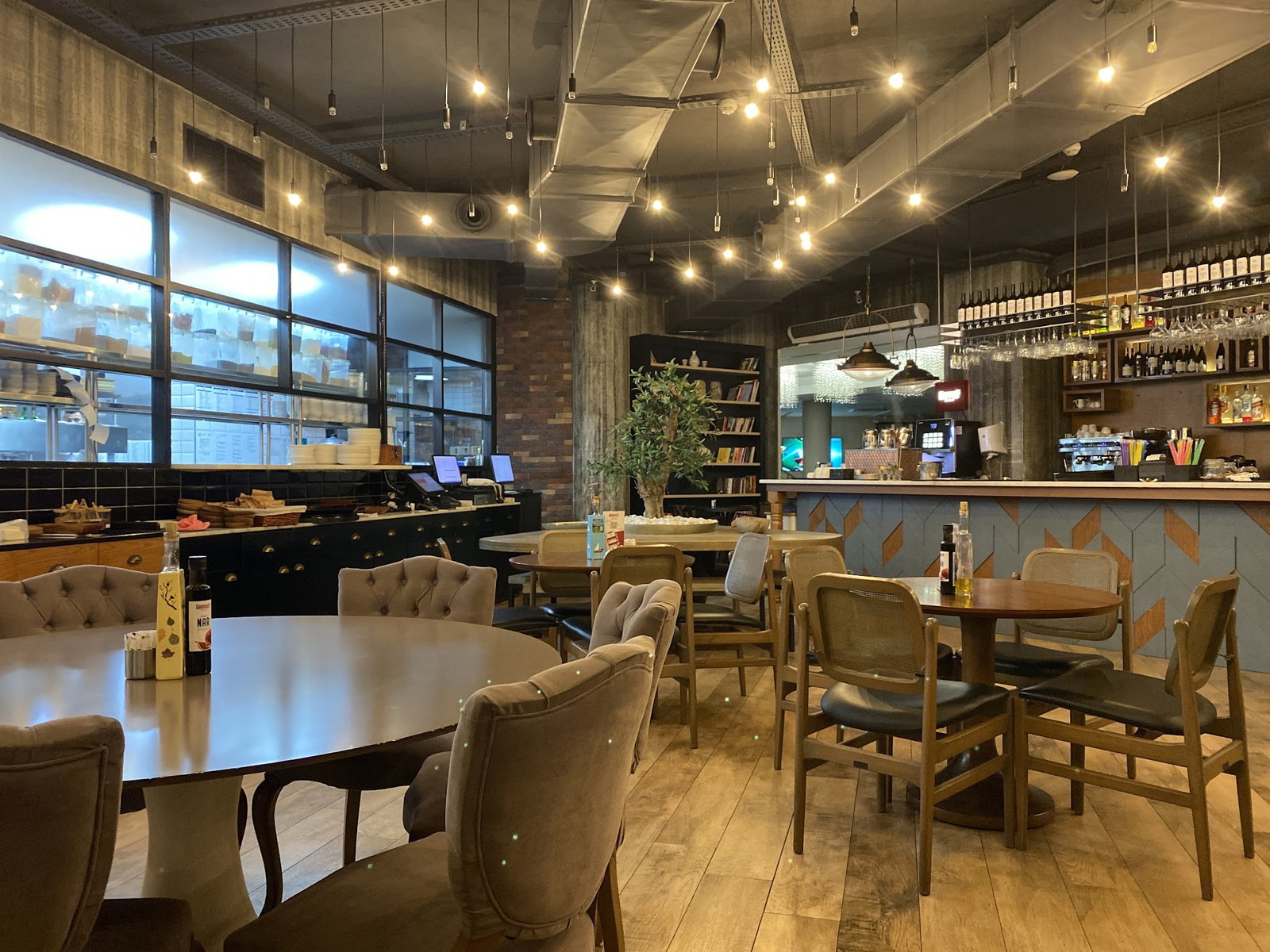 Happily Cafe & Bistro